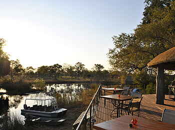 Nkasa Lupala Tented Lodge: Anlegestelle vor der Lodge Nkasa Lupala Tented Lodge: Anlegestelle vor der Lodge