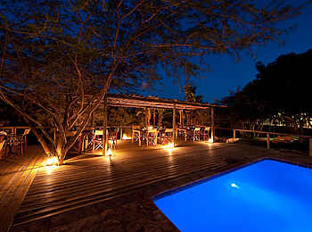 Rocktail Beach Camp: Pool bei Nacht