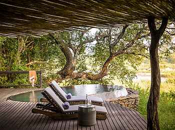 Singita Boulders Lodge: Terrasse mit Swimmingpool
