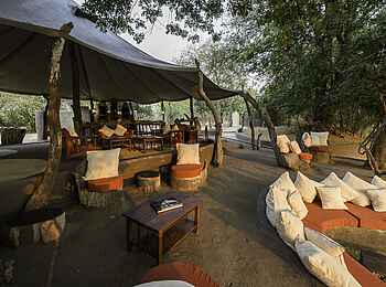 Tena Tena Camp: Sitzgruppen im Freien