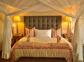 Thamalakane River Lodge: Bett mit Moskitonetz