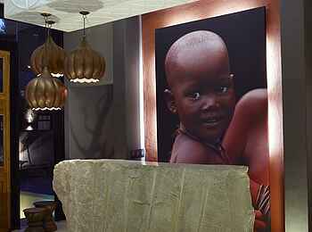 The Olive Exclusive: Granitblock und Himbamotiv