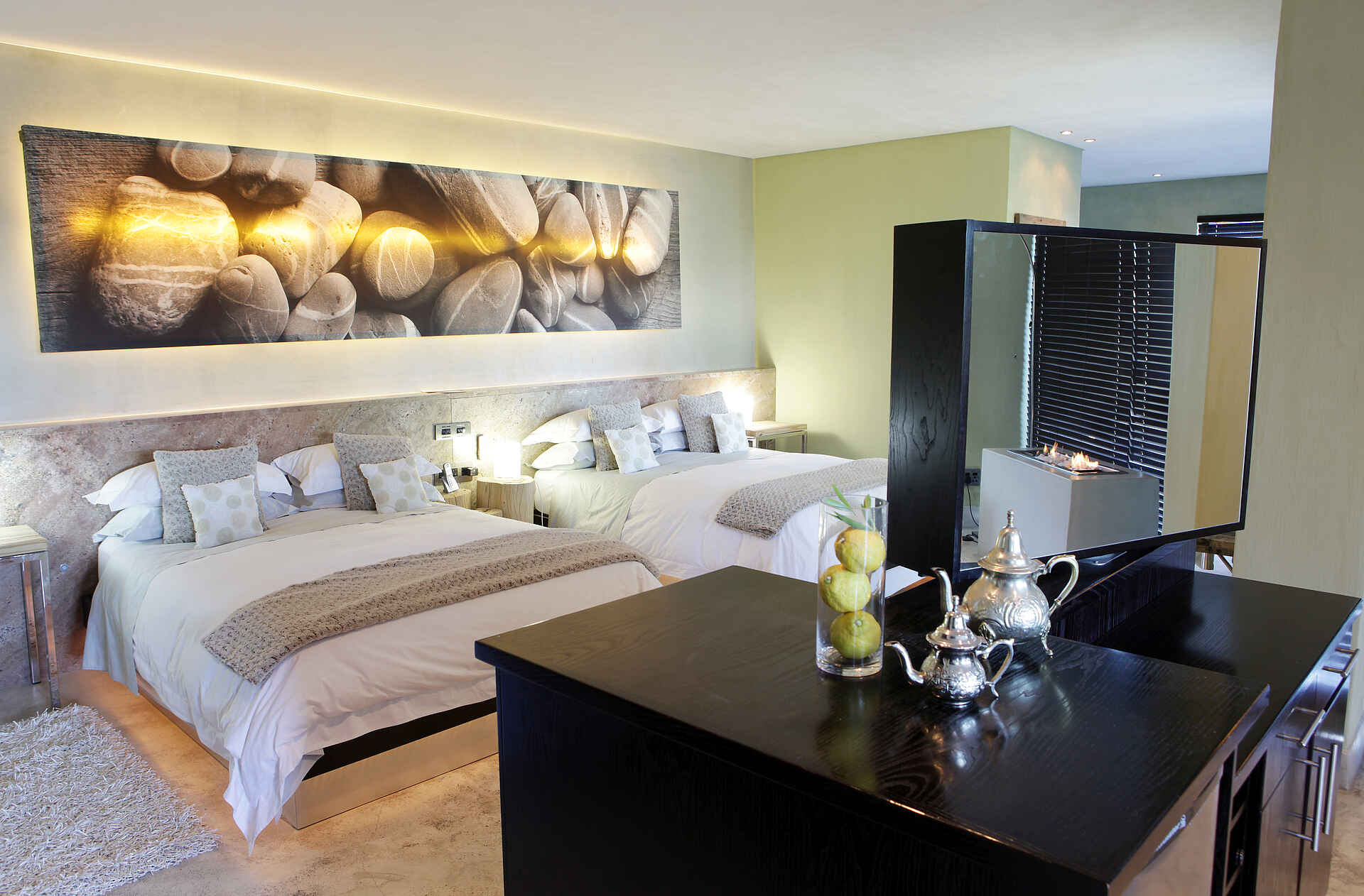 The Olive Exclusive, Doppelbett, Dress Table, Gästechalet, Schlafzimmer, Spiegel, Kunene, Hauptstadtunterkunft