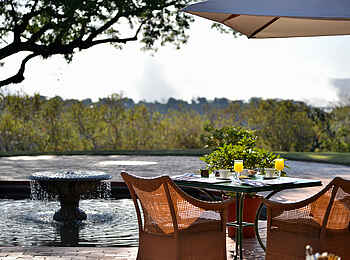 Victoria Falls Hotel: Frühstück am Pool