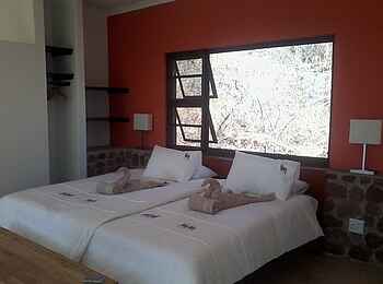 Waterberg Guest Farm: Doppelbett im Familien-Bungalow Waterberg Guest Farm: Doppelbett im Familien-Bungalow