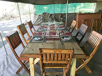 Bushman Plains Camp: Esstisch Bushman Plains Camp: Esstisch