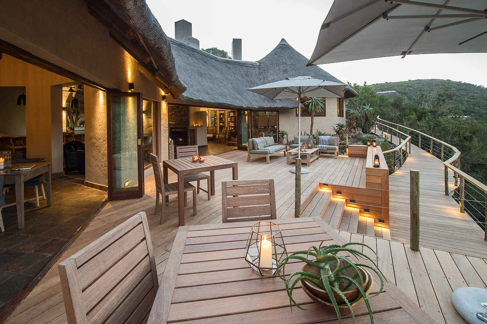 Inzolo Exclusive Game Lodge: Große schöne Terrasse Inzolo Exclusive Game Lodge: Große schöne Terrasse