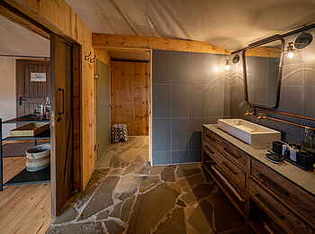 Magashi Camp: Großzügig geschnittenes Badezimmer