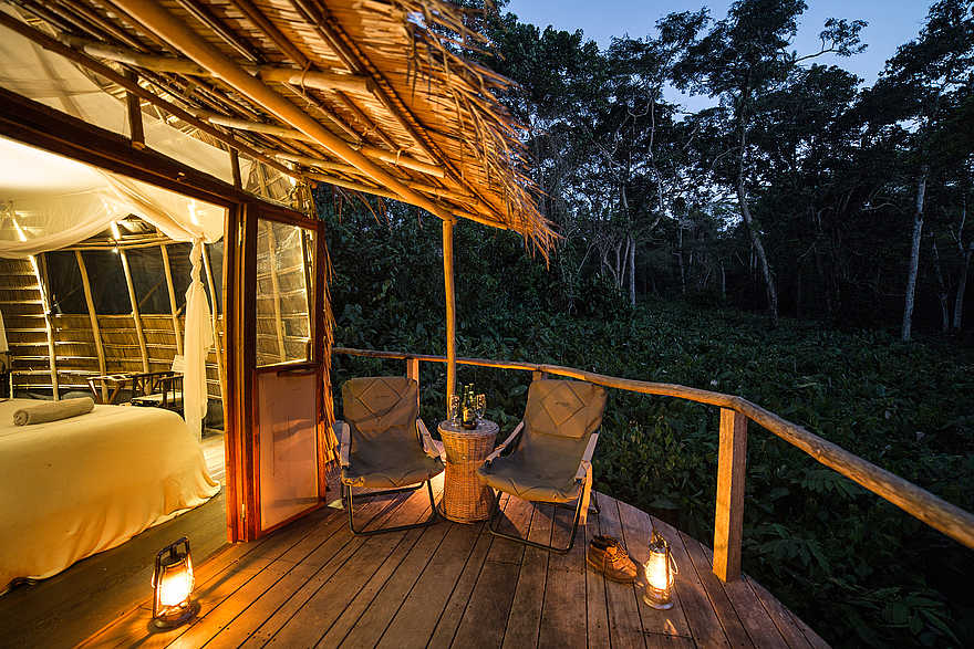 Ngaga Camp: Die Veranda einer Gästeunterkunft in der Dämmerung Ngaga Camp: Die Veranda einer Gästeunterkunft in der Dämmerung