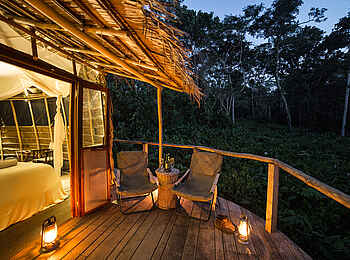 Ngaga Camp: Die Veranda einer Gästeunterkunft in der Dämmerung