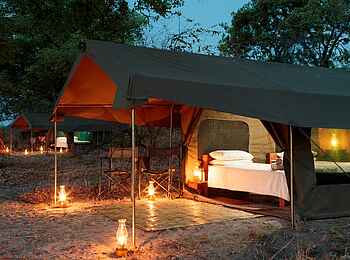 Nkonzi Bush Camp: Gästezelt am Abend Nkonzi Bush Camp: Gästezelt am Abend