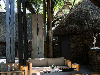 Simbavati River Lodge: Lounge im Freien
