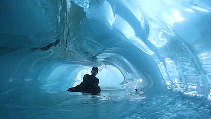 4x4, Adeliepinguin, Afrikarma, Afrikarma.de, Antarctica, Antarktika, Antarktis, Berg, Berge, buchen, co²-neutral, einmalig, Eis, Eisberg, Eisberge, Eismeer, Eiswüste, Erlebnis, ewiges Eis, exklusiv, Expedition, extrem, Forscher, Information, Kaiserpinguin, Kälte, Klima, Klimaschutz, Meteor, Pinguin, Polar, Polarexpedition, Polarforscher, Safari, Schnee, South Pole, Southpole, Südpol, Temperatur, Umwelt, Urlaub, White Desert, White Desert Ltd, Wildnis, Wüste, www.afrikarma.de, Aktivitäten, Eistunnel, Geheimnis, geheimnisvoll, Licht, Tunnel, afrikarma safaris, Patrick Woodhead