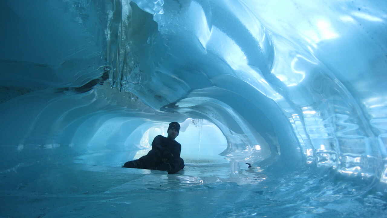 4x4, Adeliepinguin, Afrikarma, Afrikarma.de, Antarctica, Antarktika, Antarktis, Berg, Berge, buchen, co²-neutral, einmalig, Eis, Eisberg, Eisberge, Eismeer, Eiswüste, Erlebnis, ewiges Eis, exklusiv, Expedition, extrem, Forscher, Information, Kaiserpinguin, Kälte, Klima, Klimaschutz, Meteor, Pinguin, Polar, Polarexpedition, Polarforscher, Safari, Schnee, South Pole, Southpole, Südpol, Temperatur, Umwelt, Urlaub, White Desert, White Desert Ltd, Wildnis, Wüste, www.afrikarma.de, Aktivitäten, Eistunnel, Geheimnis, geheimnisvoll, Licht, Tunnel, afrikarma safaris, Patrick Woodhead