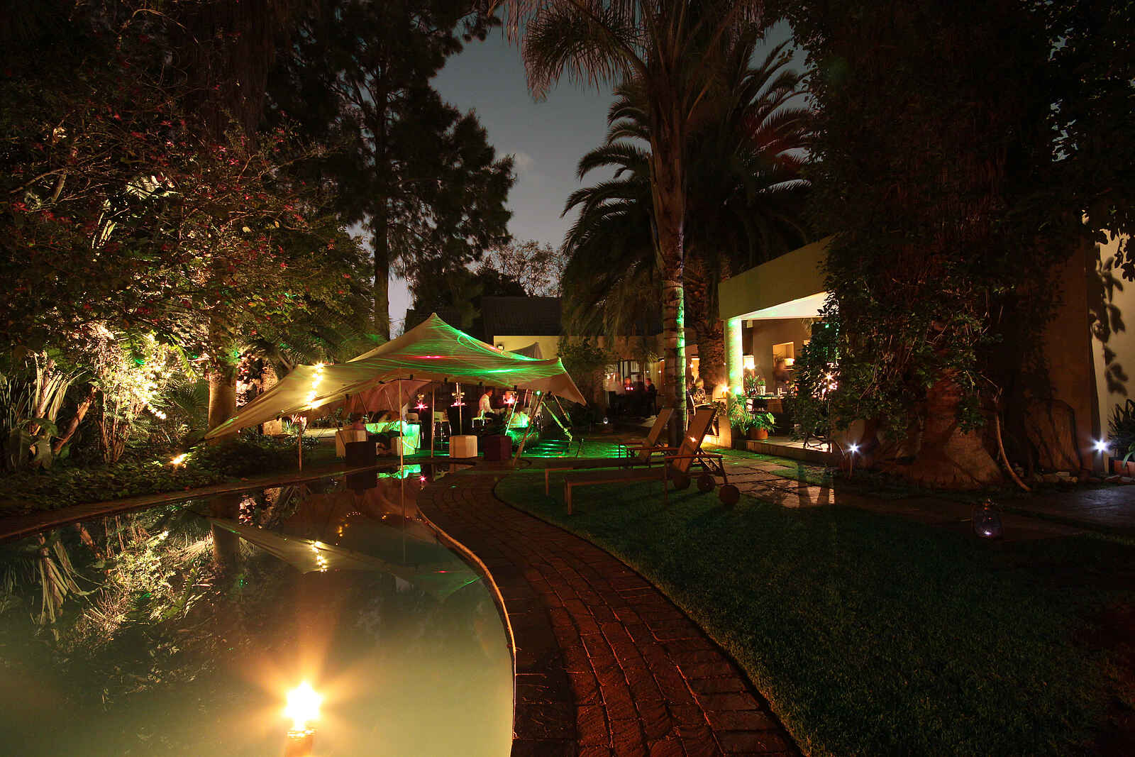 African Rock Hotels: Swimming Pool bei Nacht African Rock Hotels: Swimming Pool bei Nacht