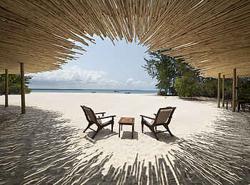andBeyond Mnemba Island Lodge: Überdachte Strandlounge