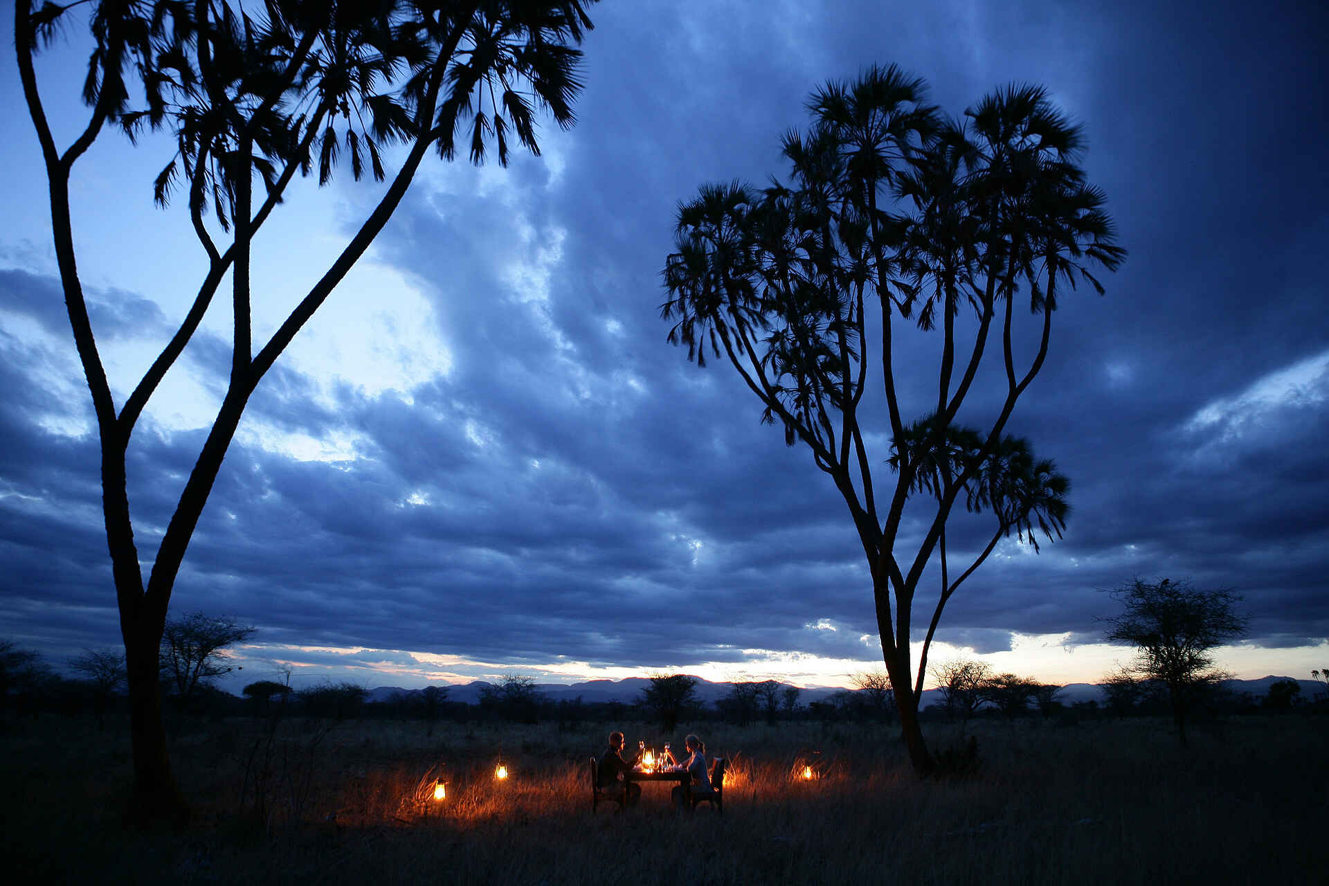 Afrika, Afrikareise, Afrikarma, Afrikarma.de, Auszeichnung, Breitmaulnashorn, Buchen, Cheli & Peacock, Cheli and Peacock, Cheli und Peacock, Eastcentral Kenya, Elsa's Kopje, Information, Kenia, Kenya, Liz Cheli, Luxus, Meru, Meru National Park, Meru Nationalpark, Nashorn, Ostzentralkenia, Reise, reisen, Reiseveranstalter, Rhino Sanctuary, Safari, Sopitzmaulnashorn, Stefano Cheli, Urlaub, www.afrikarma.de, Aktivitäten, Candle Light Dinner, Dinner, Essen, Romantik, Stimmung