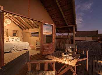 Kulala Desert Lodge: Standard Tent Blick hinein
