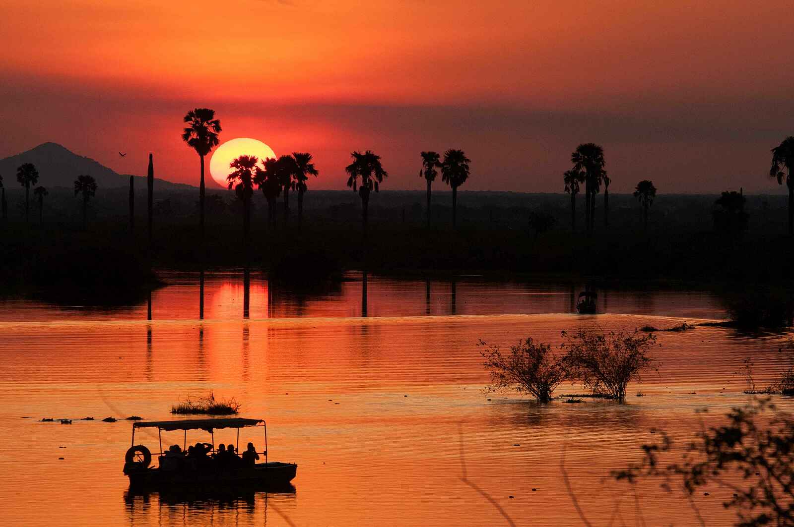 Lake Manze Camp: Sonnenuntergang auf dem See Lake Manze Camp: Sonnenuntergang auf dem See