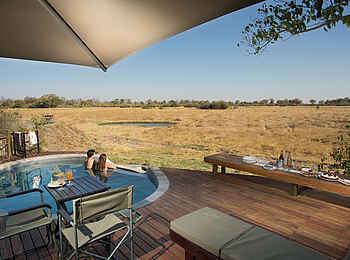 Little Machaba Camp: Der Infinity Pool auf dem Sonnendeck mit Blick auf die Lichtung kleiner Snackbar