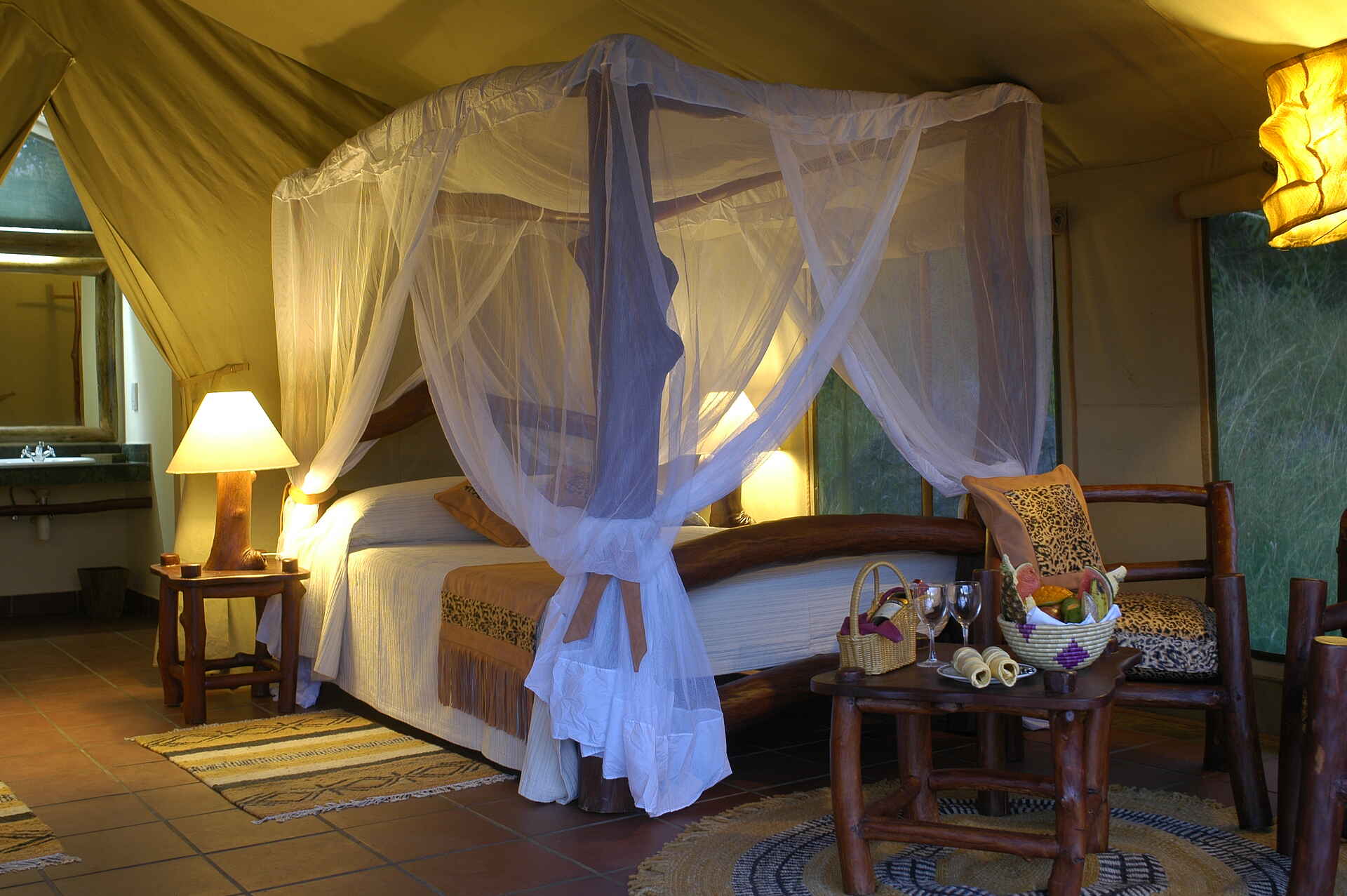 Mbuzi Mawe Serena Camp: Doppelbett Mbuzi Mawe Serena Camp, Serena Hotels, Serengeti, Doppelbett, Gästezelt, Himmelbett, afrikarma, afrikarma Safaris, afrikarma.de, afrikarma Safaris - Wildnis. Hautnah.