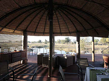 Nkasa Lupala Tented Lodge: Lounge und Deck Nkasa Lupala Tented Lodge: Lounge und Deck