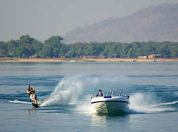 Pumulani Lodge: Wasserski-Tour