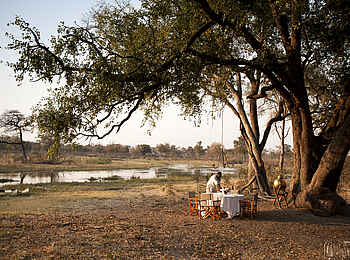 Selinda Explorers Camp: Lunch am Ufer des Spillway Selinda Explorers Camp: Lunch am Ufer des Spillway