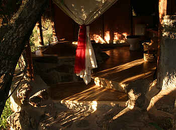 Serian The Original Camp: Marquee Tent Blick ins Bad