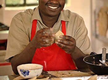 Sirikoi: Der Koch bereitet das Essen frisch zu