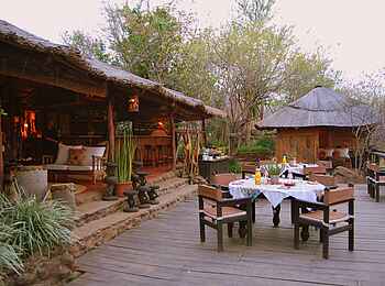 Taita Falcon Lodge: Panorama-Deck und Lounge Taita Falcon Lodge: Panorama-Deck und Lounge