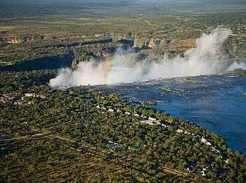 The Royal Livingstone: Viktoriafälle und dahinter liegende Schlucht The Royal Livingstone: Viktoriafälle und dahinter liegende Schlucht