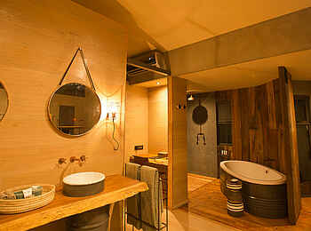 Thorntree River Lodge: Waschtisch mit Spiegel Thorntree River Lodge: Waschtisch mit Spiegel