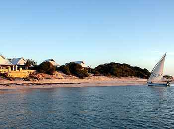 Azura Marlin Beach: Dhow vor der Lodge