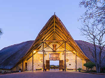 David Livingstone Safari Lodge: Das Haupthaus mit Reetdach David Livingstone Safari Lodge: Das Haupthaus mit Reetdach