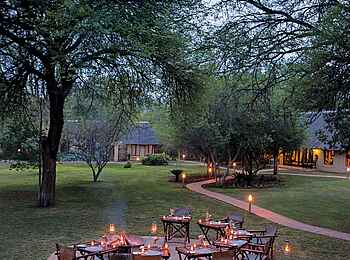 King's Camp: Abendliche Feuerstelle King's Camp: Abendliche Feuerstelle