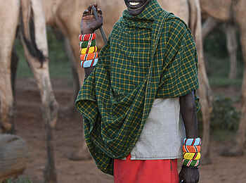 Koros Camp: Ein Dorfbewohner vor seiner Kamelherde