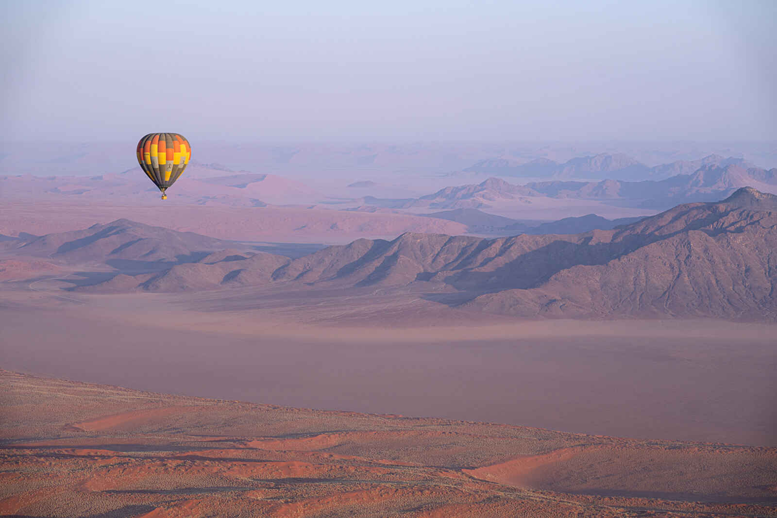 Kwessi Dunes Lodge: Heißluftballon über der Wüste Kwessi Dunes Lodge: Heißluftballon über der Wüste