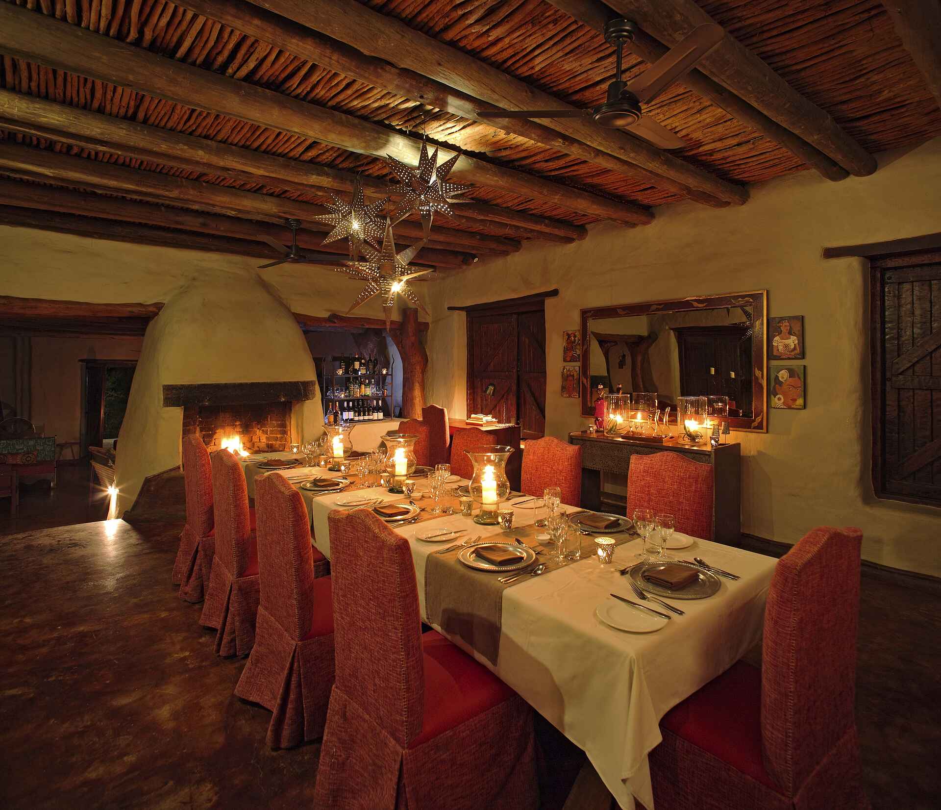 &Beyond, &Beyond Phinda Rock Lodge, Phinda, Phinda Private Game Reserve, Phinda Reservat, Phinda Rock, Südafrika, Dekoration, Essen, Gedeck, Tisch, Trinken, Ausstattung, Dach, Einrichtung, Kamin, Lehm, Afrikarma, Afrikarma Safaris, Afrikarma Safaris - Wildnis. Hautnah., Afrikarma.de