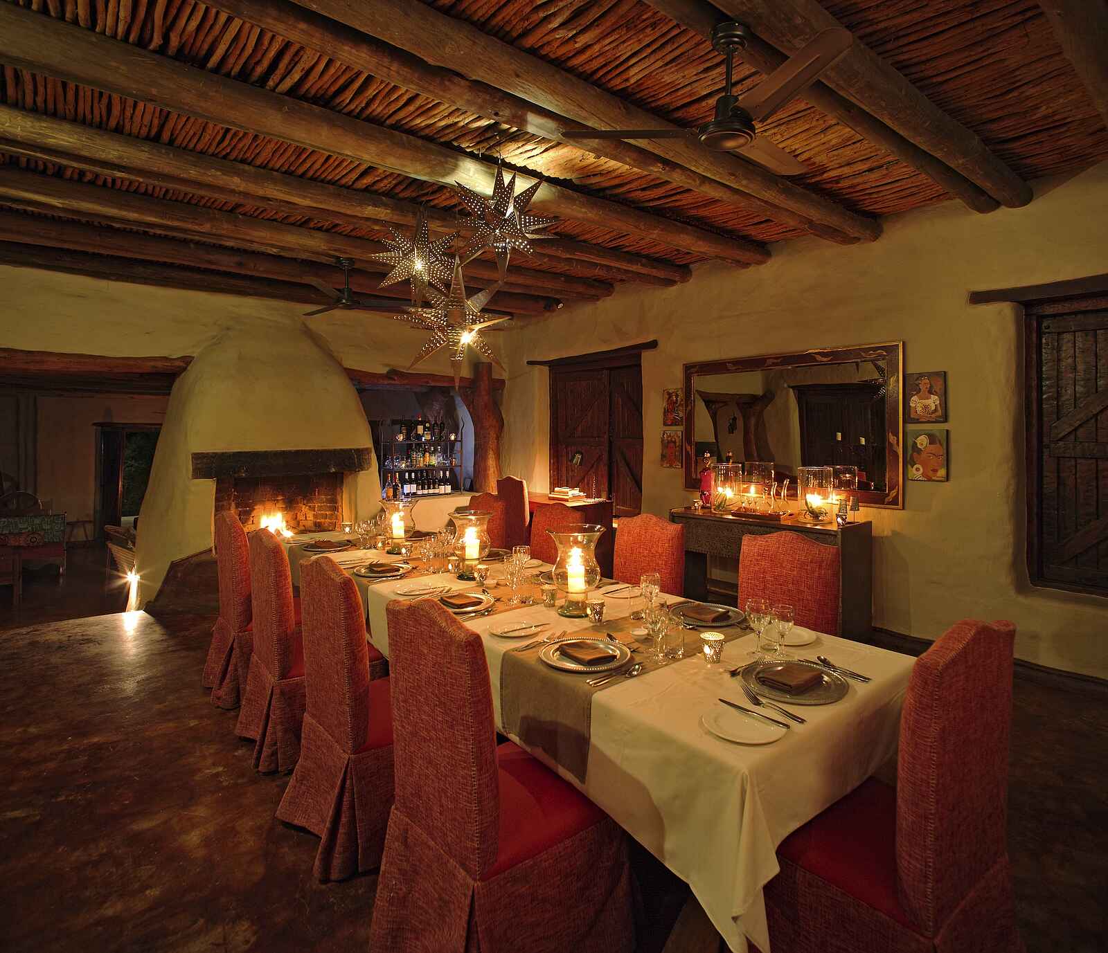 &Beyond Phinda Rock Lodge: Gemütliche Stimmung im Speiseraum &Beyond Phinda Rock Lodge: Gemütliche Stimmung im Speiseraum