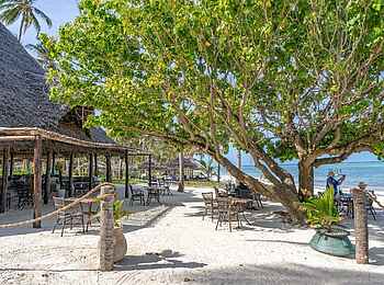 Breezes Beach Club & Spa Zanzibar: Strandzugang zum Breakers Restaurant