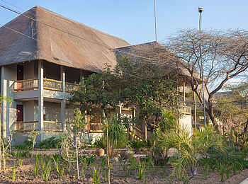Chobe Bush Lodge: Die Chalets von außen Chobe Bush Lodge: Die Chalets von außen