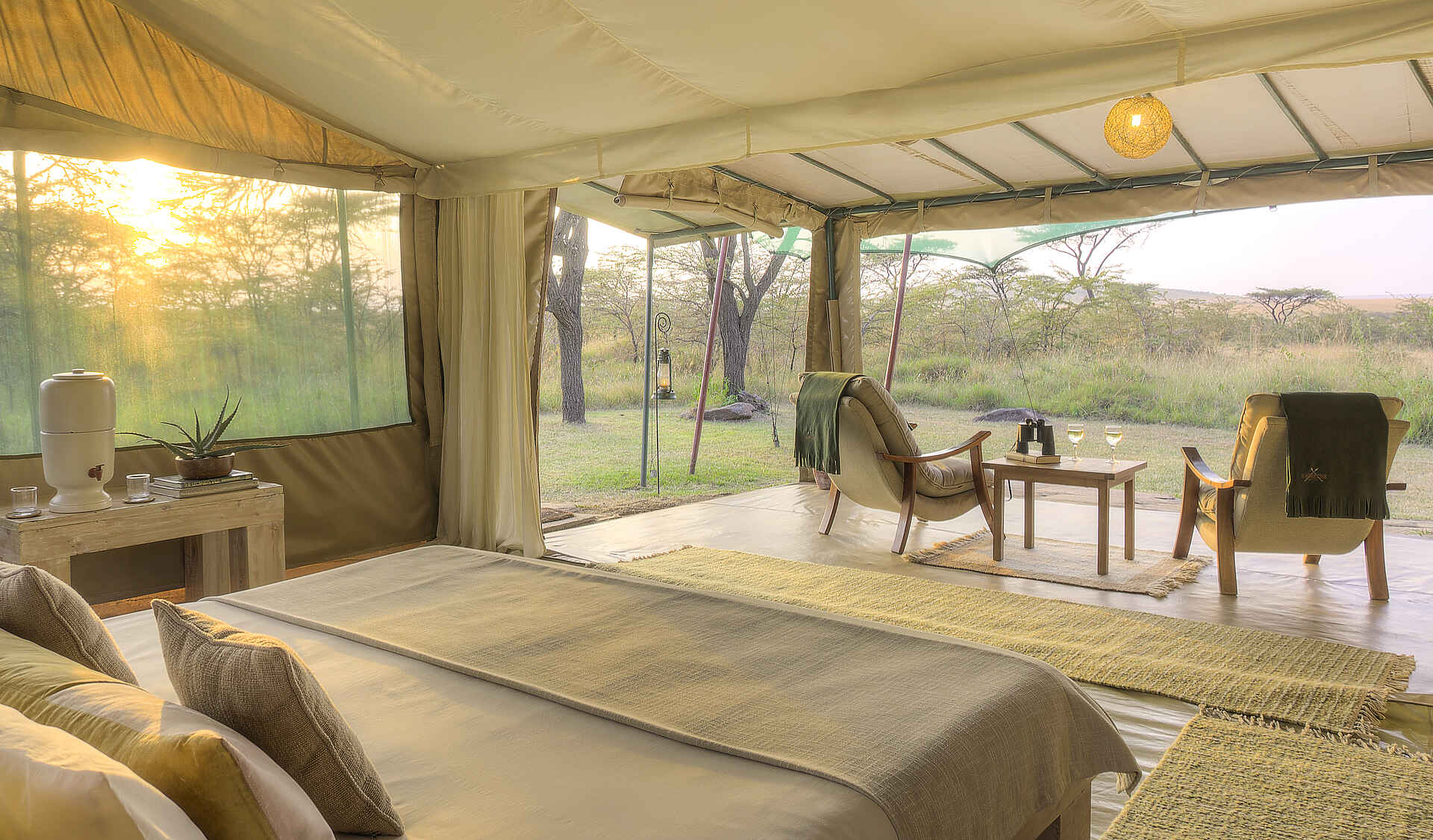 Fly Camping, Gold eco-rated, Kenia, Kicheche Bush Camp, Kicheche Camps, Masai Mara, Motorgie Prärie, Nachhaltig, Olare Motorgie Conservancy, Beistelltisch, Doppelbett, Fenster, Moskitonetze, Private Terrasse, Sessel, Teppiche, Afrikarma, Afrikarma Safaris, Afrikarma Safaris – Wildnis. Hautnah., afrikarma.de