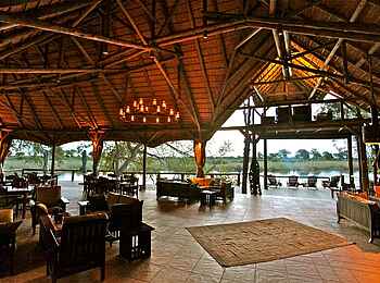 Lianshulu Lodge: Lounge und Blick zum Deck Lianshulu Lodge: Lounge und Blick zum Deck