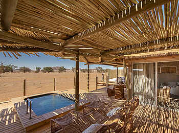 Little Kulala Lodge: Terrasse mit Plunge Pool in der Familienunterkunft Little Kulala Lodge: Terrasse mit Plunge Pool in der Familienunterkunft