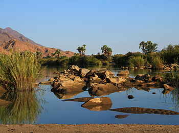 Okahirongo River Camp: Felsen im Wasser Okahirongo River Camp: Felsen im Wasser