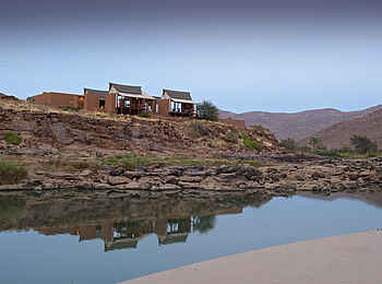 Okahirongo River Camp: Spiegelung im Wasser Okahirongo River Camp: Spiegelung im Wasser