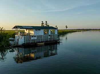Okavango Spirit: Am Ufer angelegt Okavango Spirit: Am Ufer angelegt