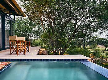 Otjimbondona Kalahari Lodge: Ein Infinity Pool in der Villa Warthog