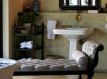 Royal Malewane: Liegemöglichkeit im Badezimmer